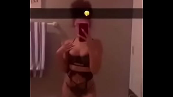 Nonton Ebony Teen Shows Her Stripper Outfit thumbnail