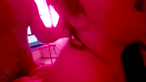 Ricos sentones_y cogida_de perrito en el cuarto_rojo Me_le vine_adentro_sin condon