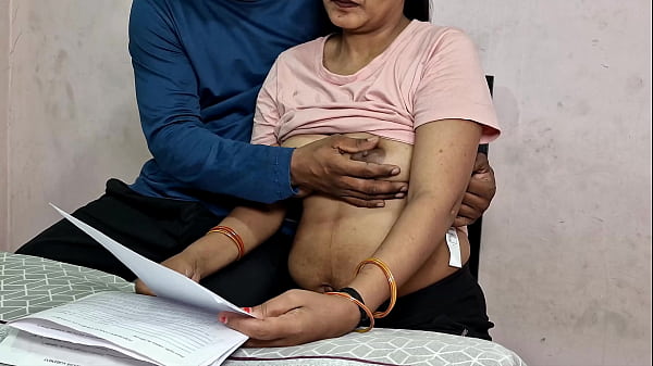 Play MP4 - Bete Ne Mom Ko Choda&comma;  Stepson Seduce and fuck hot Stepmom While She Doing Homework