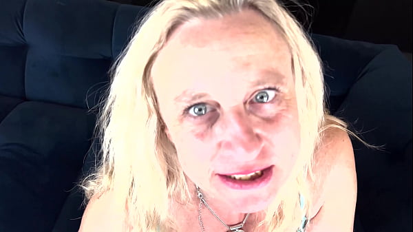 Play MP4 - Couch fisting time