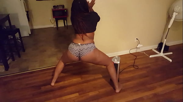 JiJi Gold twerking 