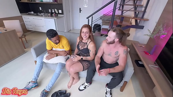 Play MP4 - Minha vizinha adora uma pica branca mas ama um pica PRETA