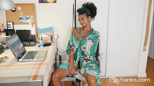 Yanks Chesty Lola Toy Her HairyMuff