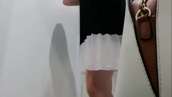 Play MP4 - La tua bella mamma italiana ti eccita mentre ti porta a fare acquisti per la scuola