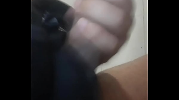 Una rica paja en el ba&ntilde;o 