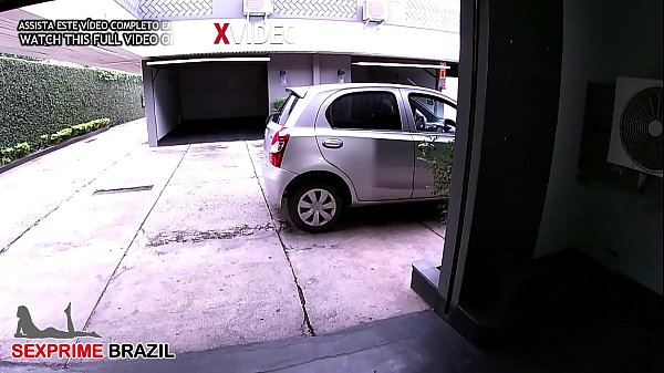 Rapaz jovem sendo a por uma ninfoman&iacute;aca no motel