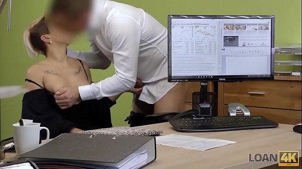 LOAN4K Esta_repartidora se ocupará_de tu salchicha