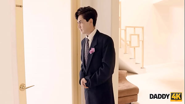 DADDY4K. Das zierliche Mädchen ist nichtverärgert, wenn es mit dem Schwiegervater_fertig wird