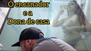 Dona de casa no banheiro com encanador fazendo manutencao