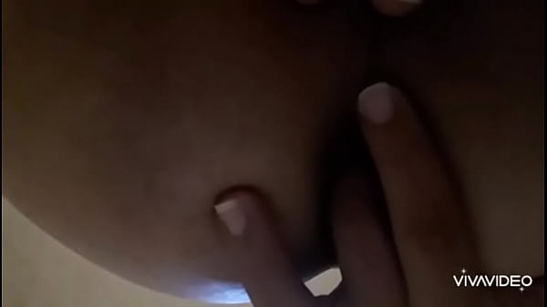 Alisando meu cuzinho 