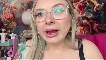 Close up yawning fit