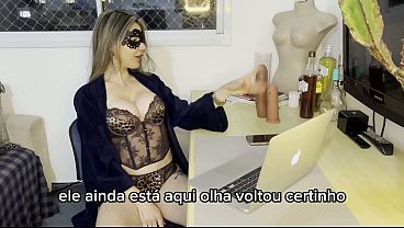 A CACHORRA PEITUDA ESTAVA TRABALHANDO FAZENDO STRIPER NA CAMERA E A INTERNET ACABOU, ENTAO CHAMOU UM TECNICO ROLUDO PRA AJUDAR ELA