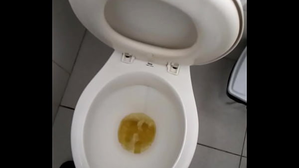 Play MP4 - Mijando a cerveja e balan&ccedil;ando a rola