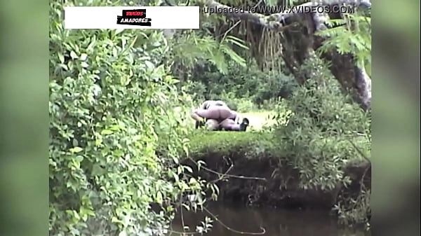 Play MP4 - Casal da zona rural &eacute; flagrado fazendo sexo no mato
