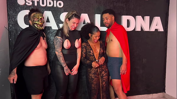 Nonton Festa De Halloween Da Putaria Uma Suruba Gostosa Entre Casais ! Chupando Gostoso A Buceta Molhada A Piroca Grossa Quase Gozando Gostoso Nas Safadas! thumbnail