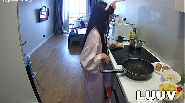 Luuv the sexy grossy cooks dinner topless on home camera