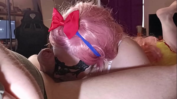 Pinky Snow White use lots of saliva in this sloppy deepthroat HD 