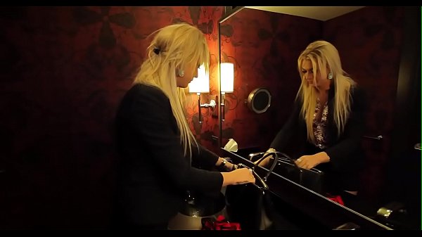 Tranny with nice butt gets her asshole team-fucked for money