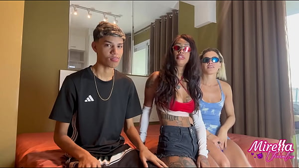 Amigos novinhos ficam sozinhos em casa e perdem virgindade 