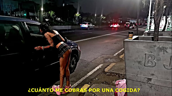 Hermosa flaquita exhibiendo su hermoso culo 