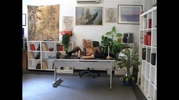 Nonton Tight Bottom Fisting On The Table thumbnail