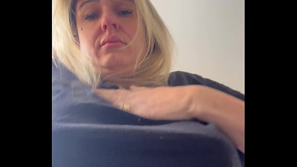 Nonton Vi Um Vizinho Me Olhando Fiquei Tesao E Chamei O Corno Do Meu Marido Pra Chupar Ele Enquanto O Vizinho Me Olha Qui Del&iacute;cia ! thumbnail