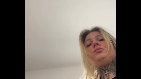 Vi um vizinho me olhando fiquei com tesao e chamei o corno do meu marido pra chupar ele enquanto o vizinho me olha qui del&iacute;cia ! 