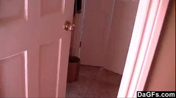 Pegando irmã se masturbando no banheiro