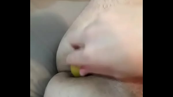 Play MP4 - Enfiando a banana no meu cuzinho