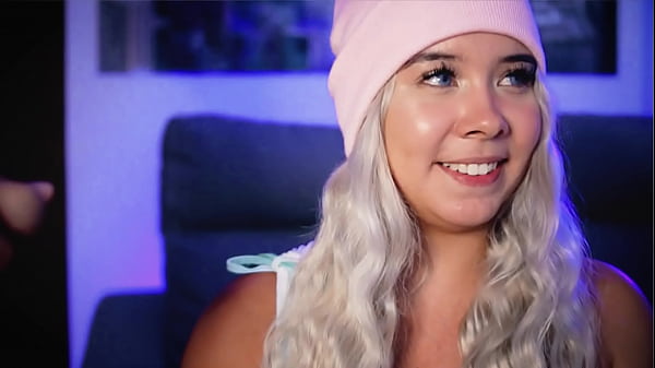 Blonde with apretty face fucks with her live