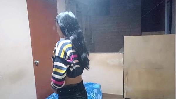 Play MP4 - Sal&iacute; en b&uacute;squeda de un trabajo y termine haciendo dos&comma; empleada del hogar y de putita del jefe&comma; cuando arreglaba la cama termine con la polla dentro de forma sorpresiva&comma; Uy jefe no nos vaya a ver su esposa