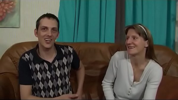 Play MP4 - Geile Milf Hausfrau wird von ihrem Mann vor der Amateur Cam gefickt