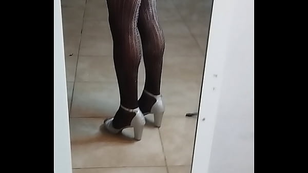 Stocking  zapatillas y ropa de puta q me regalaron. Mis  fans 