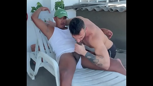 TOMANDO SOL, QUANDO O VIZINHO PIROU NO MEU VOLUME. JA CHEGOU PERGUNTANDO SE PODIA CHUPAR. - FREE 