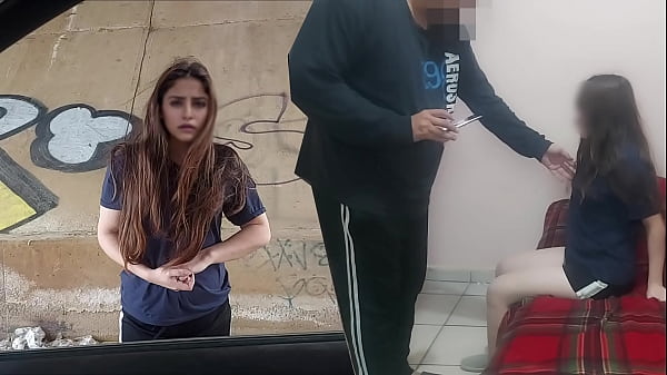 Duele! Peque&ntilde;a E Inocente Morrita Putipobre De Colonia Marginal Se Va Con Un Viejo Por Ayuda Econ&oacute;mica, Casero Real No Fake thumbnail