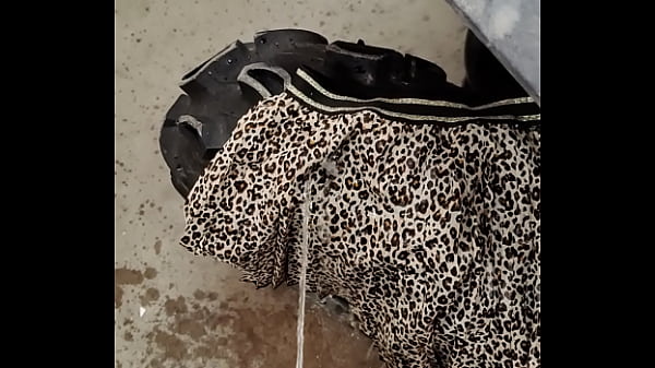 Just peeing on myskirts_teasers