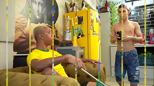 Queria assistir o jogo, mas o pau estava dur&atilde;o - Meninos Online 