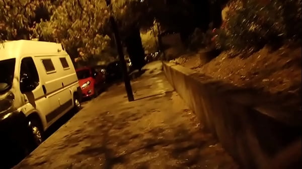 sortie dans la rue la nuit avec la pluie 