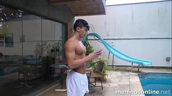 Pelad&atilde;o na piscina do Nando - meninos online 