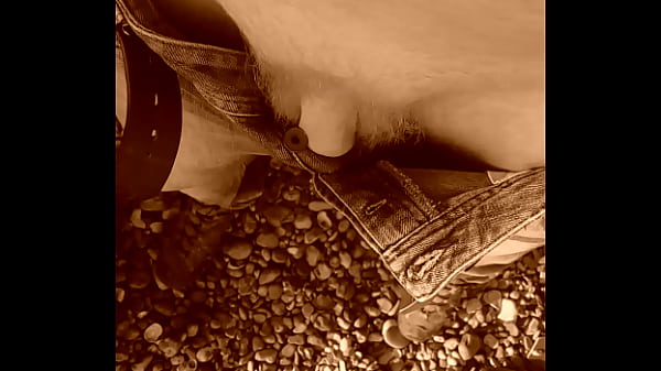 Naturalne watching the boy's nakedness 