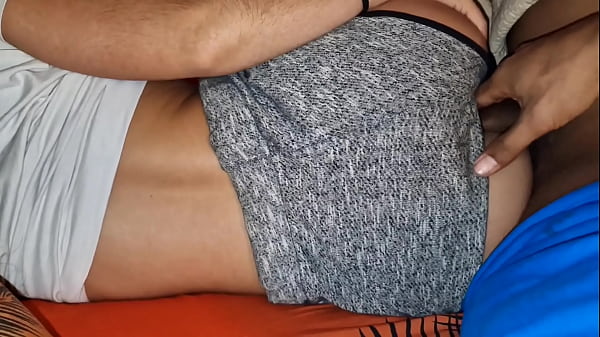 Ella viendo tiktok y yo metiendole mi polla 