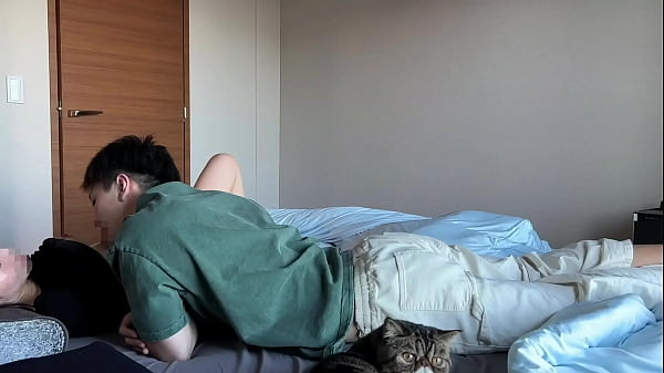 Play MP4 - オナニー中の彼女をサポートしたら物足りなくなってオチンポおねだり️素人カップルのSEX盗撮　バイブ　オモチャ　オナサポ　クリ責め　かわいい　絶頂　巨乳　ハメ撮り　投稿　個人撮影　日本人　えむゆみ