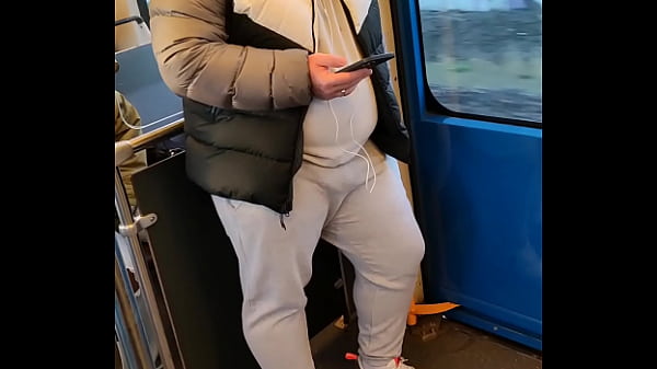 Gordo erecto en el bus 