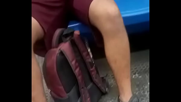 Chavo en short con bulto 