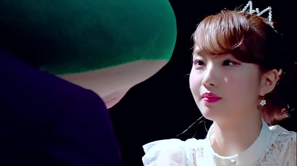 Chicas lesbianas atrevidas bes&aacute;ndose fuertemente 