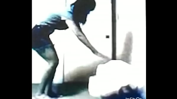 素人女子がミニスカで金蹴り 