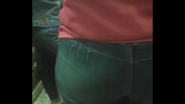 Una mujer espiada en su culo 
