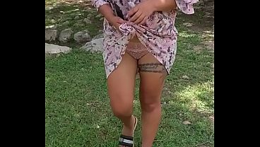 arelyb mostrando su calz&oacute_n y tetas en parque p&uacute_blico en mexico