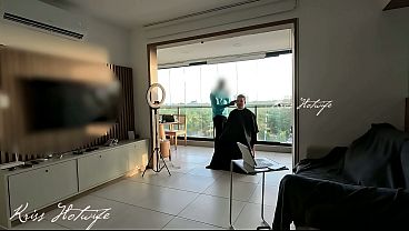 Corno manso do meu marido contratou um barbeiro para fazer cabelo dele e eu recebi ele apenas de Calcinha com buceta pulando e um top transparente bem Puta Krisshotwife