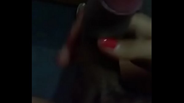 Soraia P&eacute_rola , shemale ativa dotada  , segurando o tes&atilde_o ,